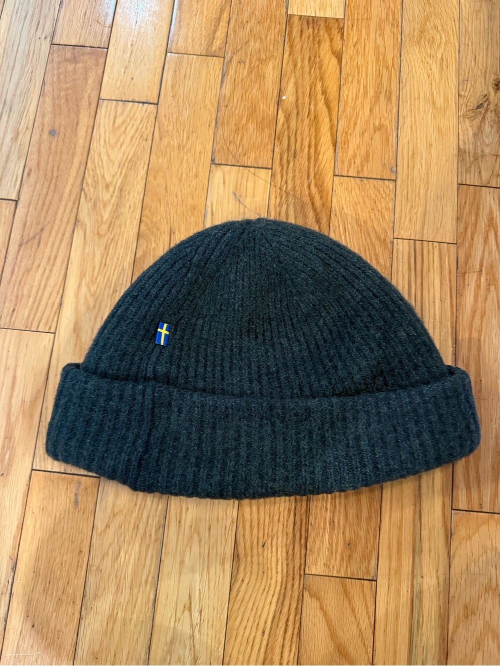 Fjallraven Dark green Wool Beanie with Red Logo Tag - Picture 2 of 5